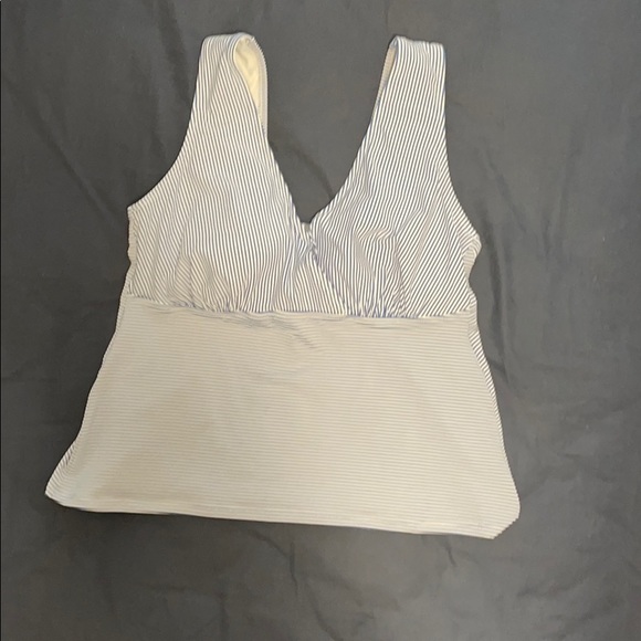 Lands’ End Seer Sucker Tankini - Picture 2 of 8